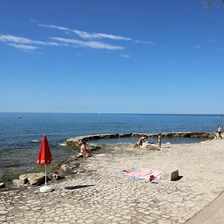 Apartman Dea, 180 M From The